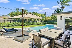 Stunning Poolside Luxury Retreat