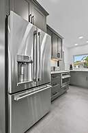 Stunning Poolside Luxury Retreat