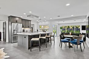 Stunning Poolside Luxury Retreat