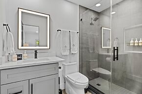 Stunning Poolside Luxury Retreat