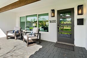 Stunning Poolside Luxury Retreat