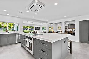 Stunning Poolside Luxury Retreat