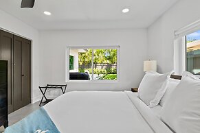 Stunning Poolside Luxury Retreat