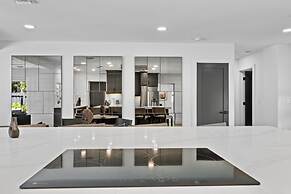 Stunning Poolside Luxury Retreat