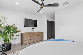 Stunning Poolside Luxury Retreat