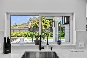 Stunning Poolside Luxury Retreat