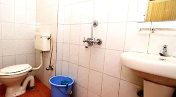 Goroomgo Crystal Inn Guwahati