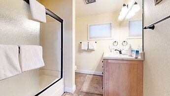 Lakeview Villas #27 3 Bedroom Condo by RedAwning