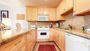 Lakeview Villas #27 3 Bedroom Condo by RedAwning