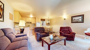 Lakeview Villas #27 3 Bedroom Condo by RedAwning