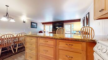 Lakeview Villas #27 3 Bedroom Condo by RedAwning