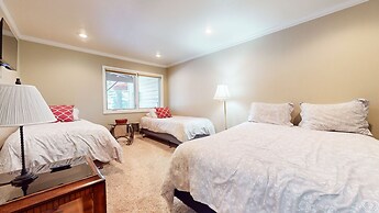 Lakeview Villas #27 3 Bedroom Condo by RedAwning