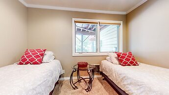 Lakeview Villas #27 3 Bedroom Condo by RedAwning