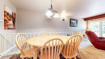 Lakeview Villas #27 3 Bedroom Condo by RedAwning