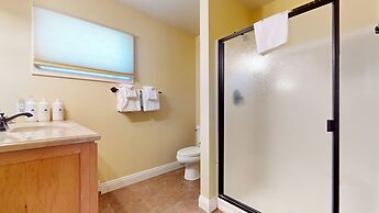 Lakeview Villas #27 3 Bedroom Condo by RedAwning