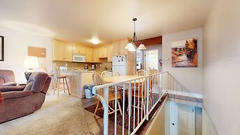 Lakeview Villas #27 3 Bedroom Condo by RedAwning