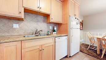 Lakeview Villas #27 3 Bedroom Condo by RedAwning