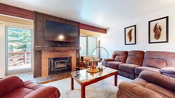 Lakeview Villas #27 3 Bedroom Condo by RedAwning