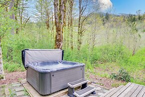 Riverfront Skykomish Cabin w/ Private Hot Tub!
