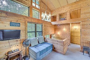 Riverfront Skykomish Cabin w/ Private Hot Tub!