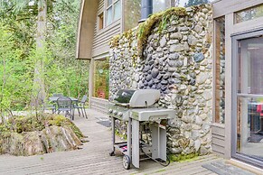 Riverfront Skykomish Cabin w/ Private Hot Tub!