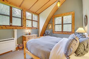 Riverfront Skykomish Cabin w/ Private Hot Tub!