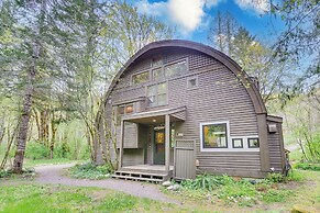 Riverfront Skykomish Cabin w/ Private Hot Tub!