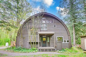 Riverfront Skykomish Cabin w/ Private Hot Tub!