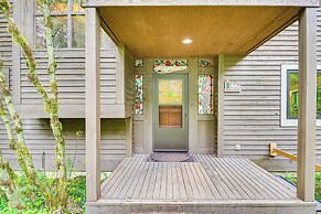 Riverfront Skykomish Cabin w/ Private Hot Tub!