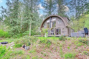 Riverfront Skykomish Cabin w/ Private Hot Tub!