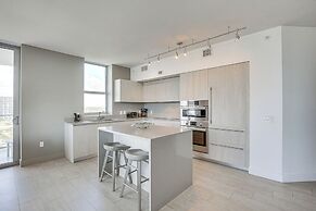 Walk to Hollywood Beach: Upscale 16th-floor Condo