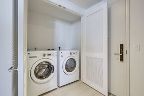 Walk to Hollywood Beach: Upscale 16th-floor Condo