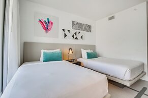 Walk to Hollywood Beach: Upscale 16th-floor Condo