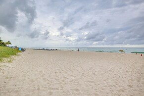 Walk to Hollywood Beach: Upscale 16th-floor Condo