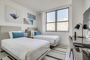 Walk to Hollywood Beach: Upscale 16th-floor Condo