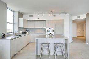 Walk to Hollywood Beach: Upscale 16th-floor Condo