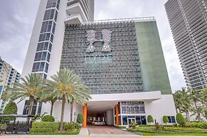 Walk to Hollywood Beach: Upscale 16th-floor Condo