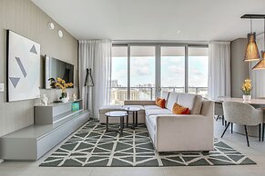 Walk to Hollywood Beach: Upscale 16th-floor Condo