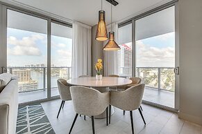 Walk to Hollywood Beach: Upscale 16th-floor Condo