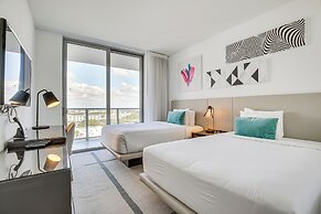 Walk to Hollywood Beach: Upscale 16th-floor Condo