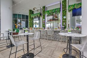 Walk to Hollywood Beach: Upscale 16th-floor Condo