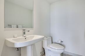 Walk to Hollywood Beach: Upscale 16th-floor Condo