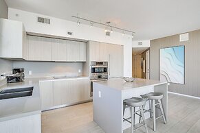 Walk to Hollywood Beach: Upscale 16th-floor Condo