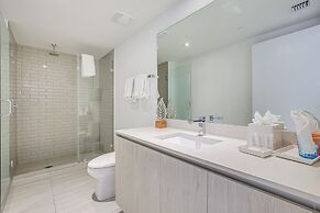 Walk to Hollywood Beach: Upscale 16th-floor Condo