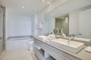 Walk to Hollywood Beach: Upscale 16th-floor Condo