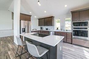 Deck w/ Lake Barkley Views: Spacious Family Home!