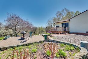 Prairie du Chien Home w/ Yard: 3 Mi to River!