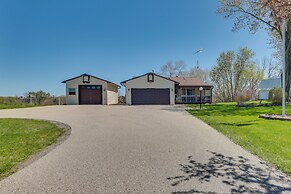 Prairie du Chien Home w/ Yard: 3 Mi to River!