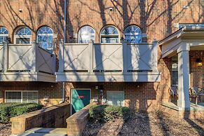 Michigan Townhome w/ Smart TV: 25 Mi to Detroit!