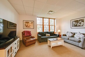 20 Mi to Dtwn Pittsburgh: Pet-friendly Apartment